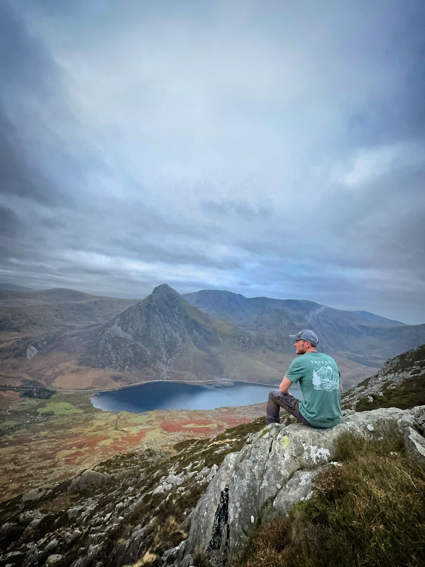 Crys-T Tryfan mewn Mwsog Gwyrdd