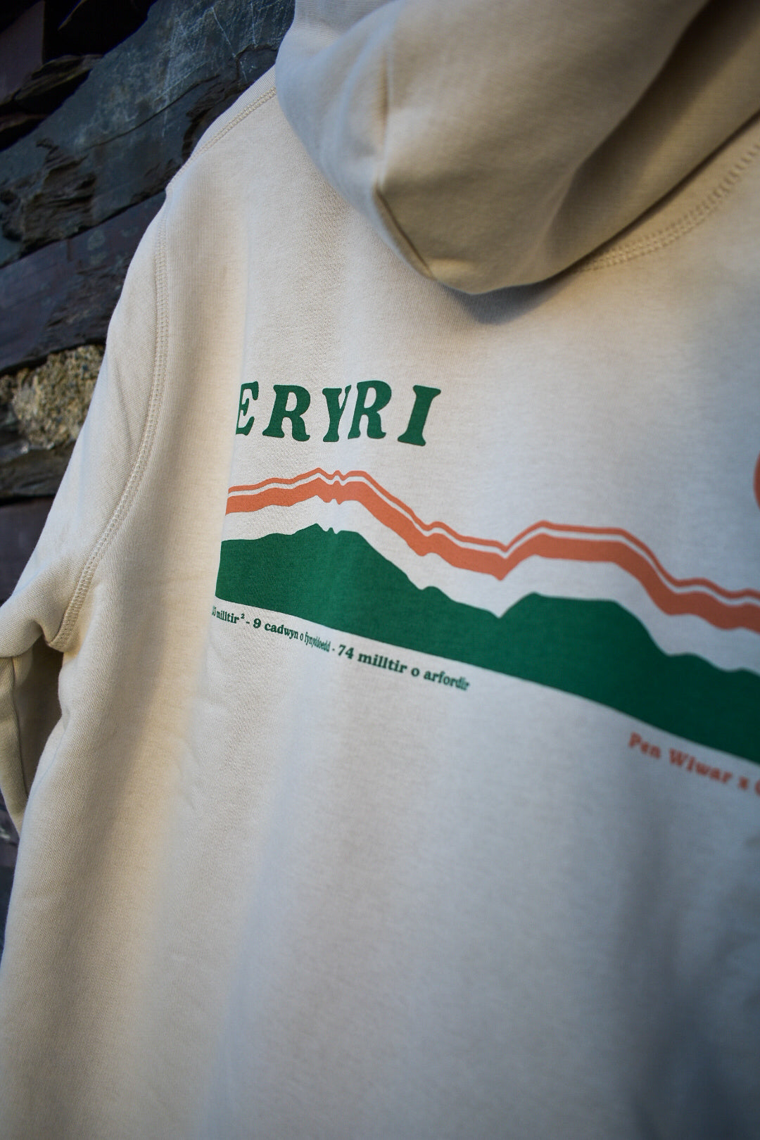 Hwdi Eryri mewn 'Sunrise Dust'