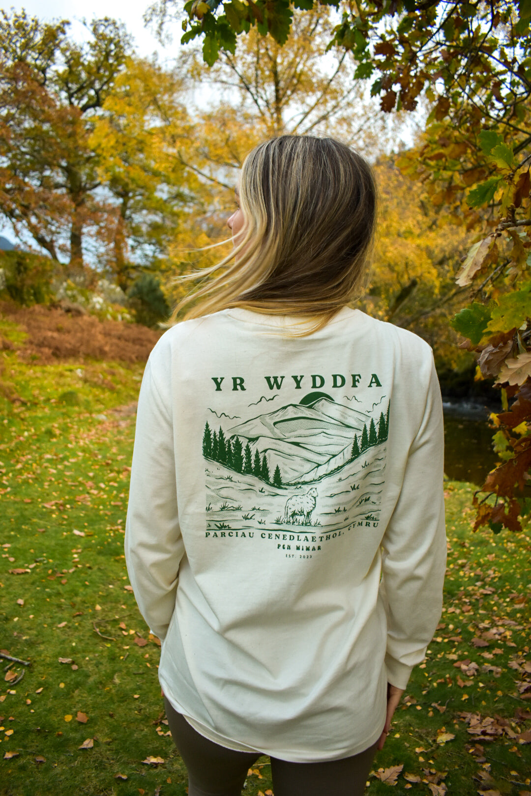 Yr Wyddfa Long Sleeve T-Shirt in Natural