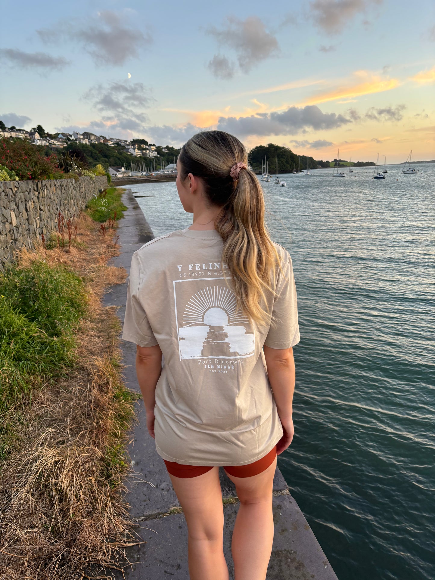 Felinheli Tee in desert sand