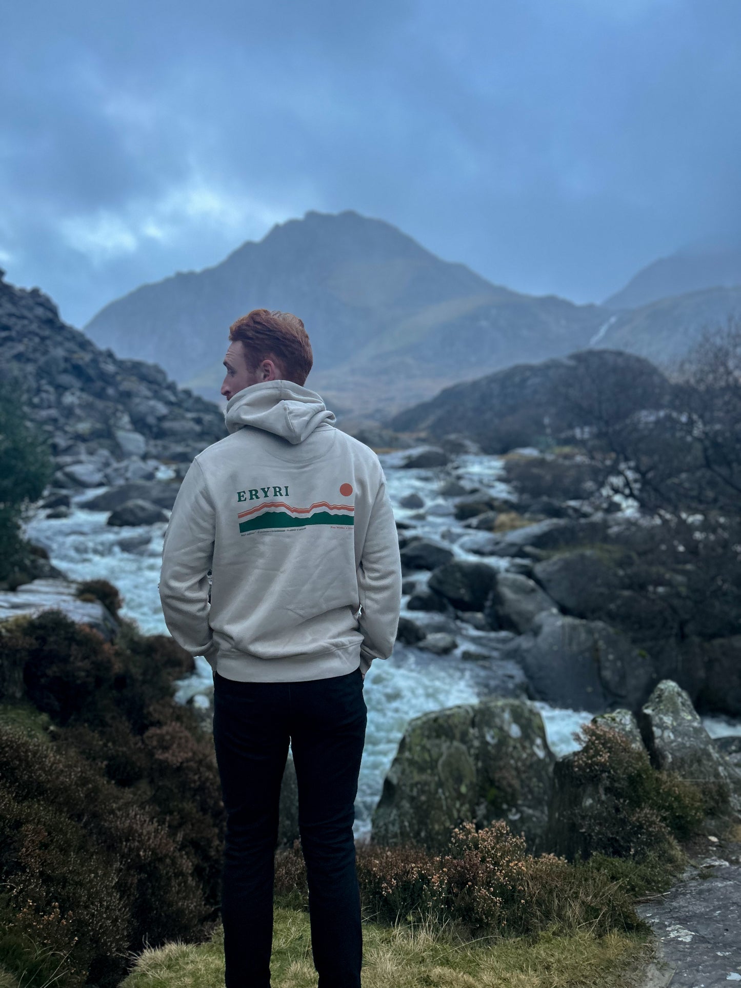 Hwdi Eryri mewn 'Sunrise Dust'