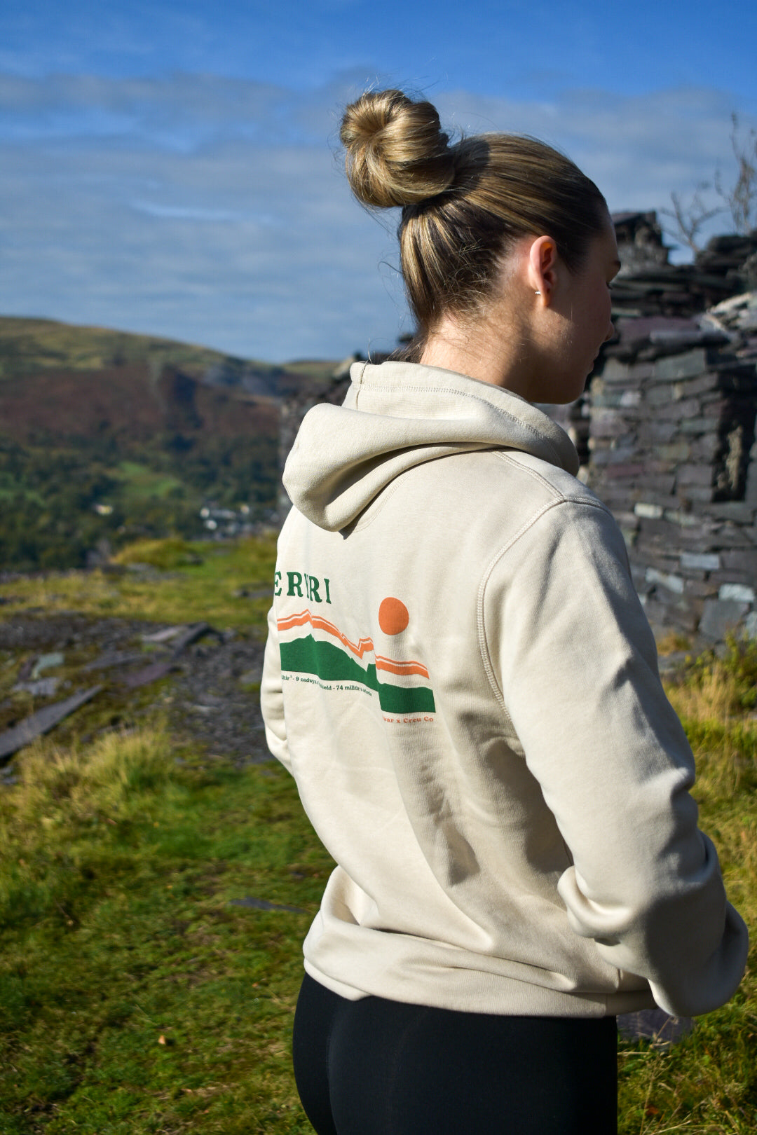 Hwdi Eryri mewn 'Sunrise Dust'