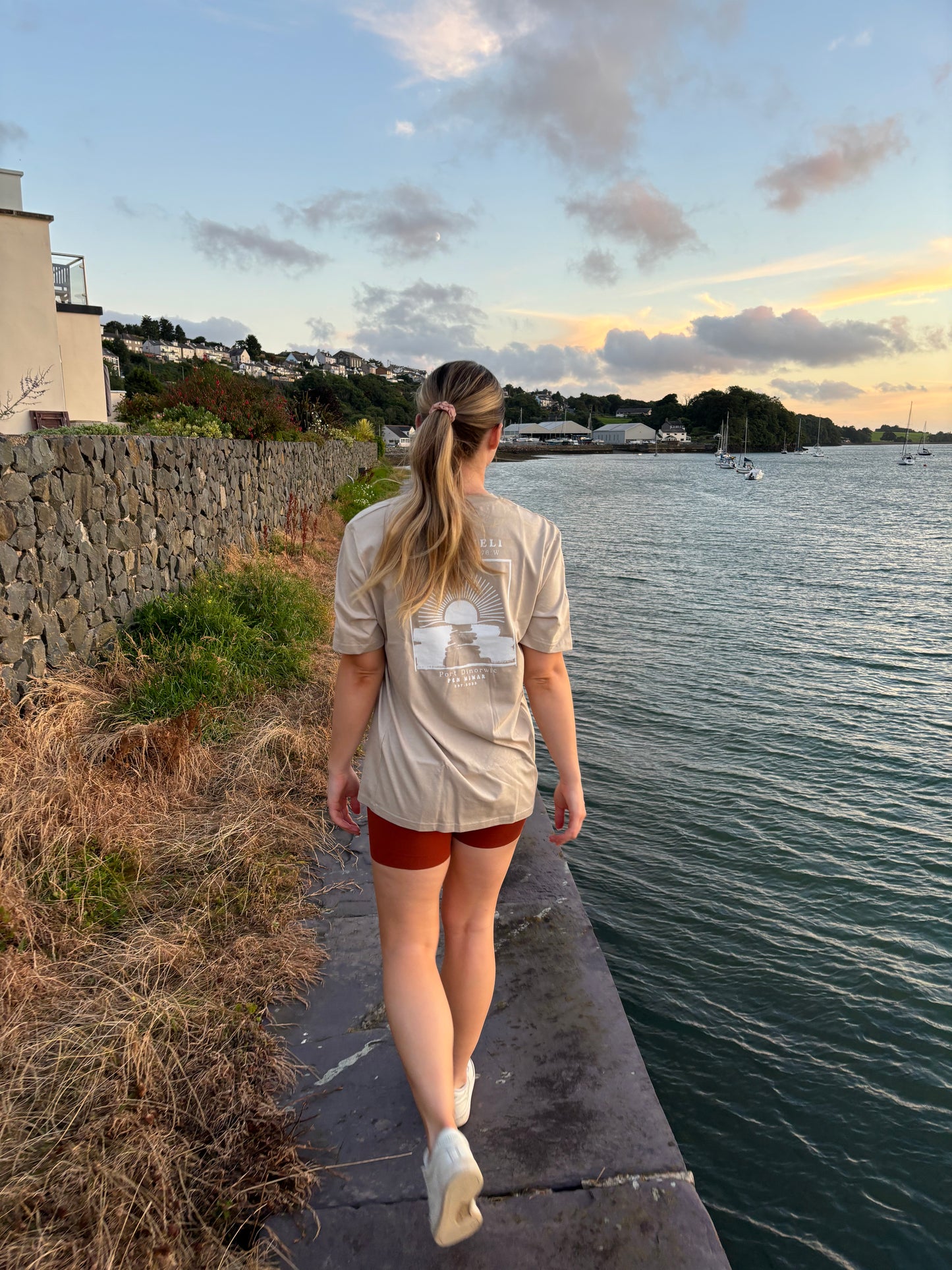 Felinheli Tee in desert sand